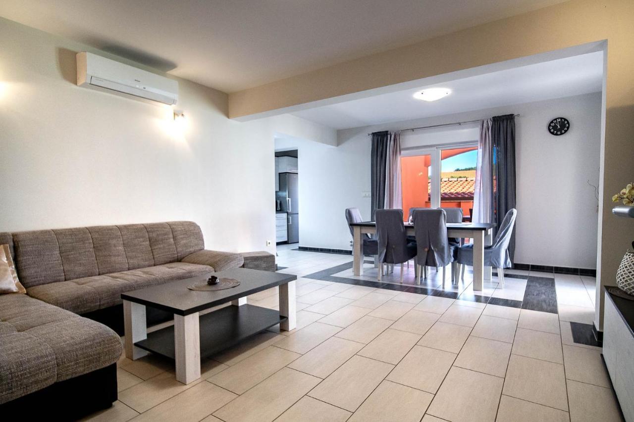 Mistral Apartments Лопар Экстерьер фото