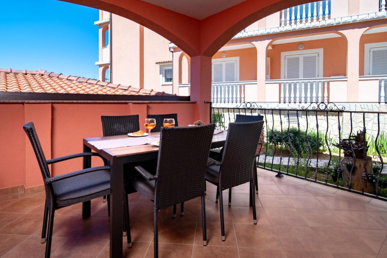 Mistral Apartments Лопар Экстерьер фото