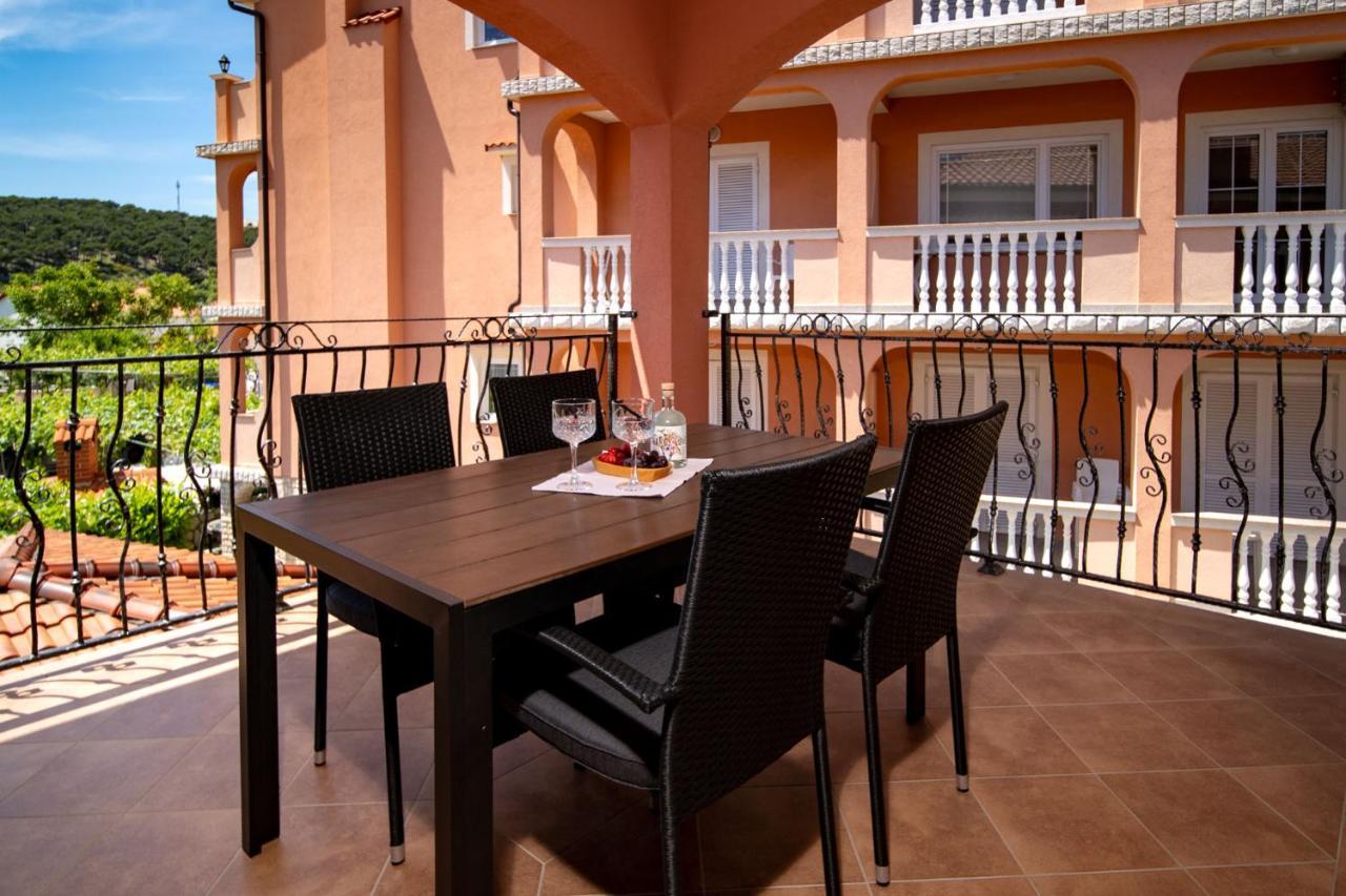 Mistral Apartments Лопар Экстерьер фото