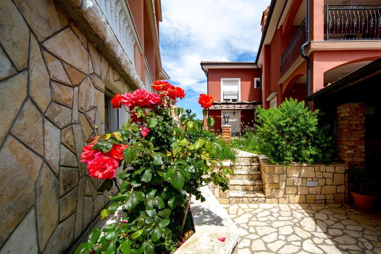 Mistral Apartments Лопар Экстерьер фото