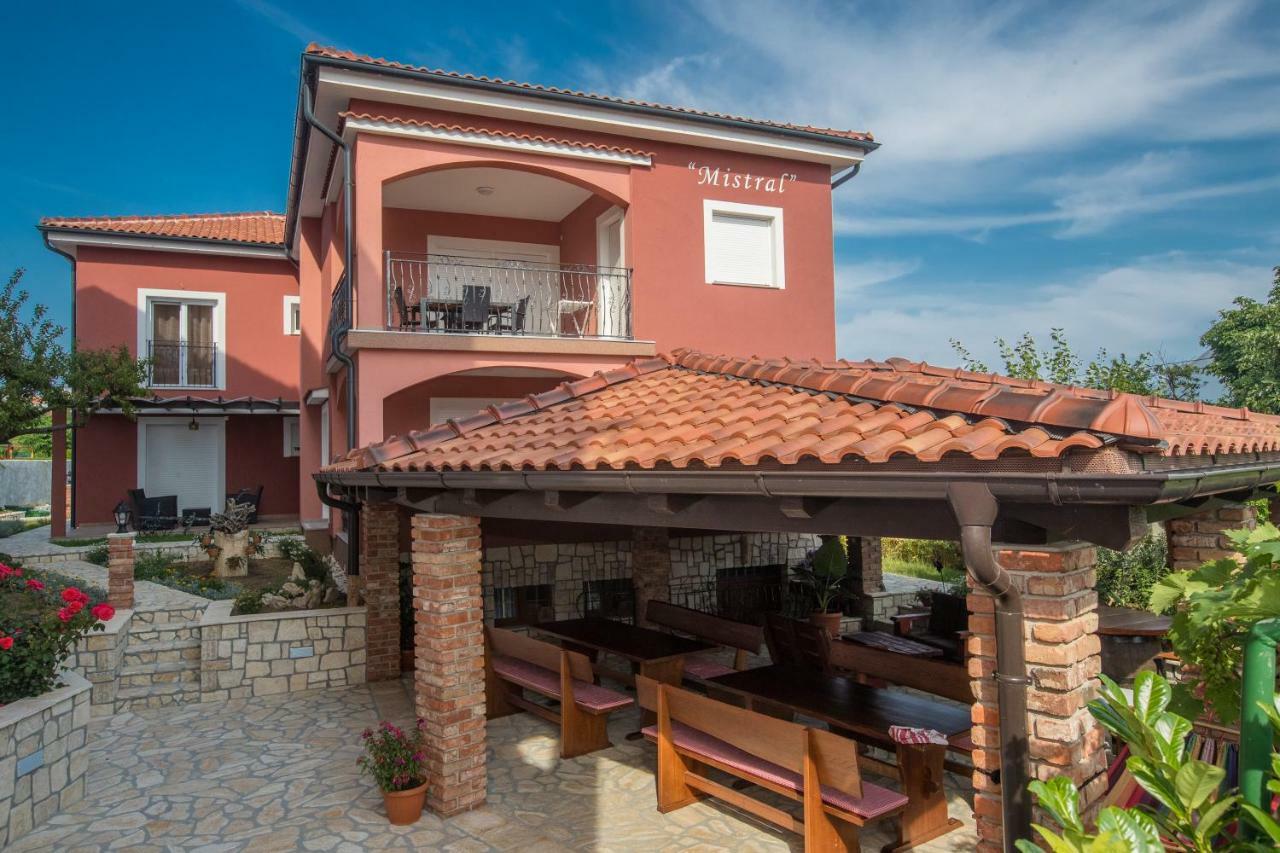 Mistral Apartments Лопар Экстерьер фото